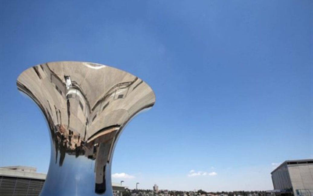 Біля входу до Ізраїльського музею у Єрусалимі встановили скульптуру "Перегортаючи світ" роботи індійського митця Аніша Капура. Музей має відкритися після трирічного ремонту, на який було витрачено 100 мільйонів доларів США. / © AFP