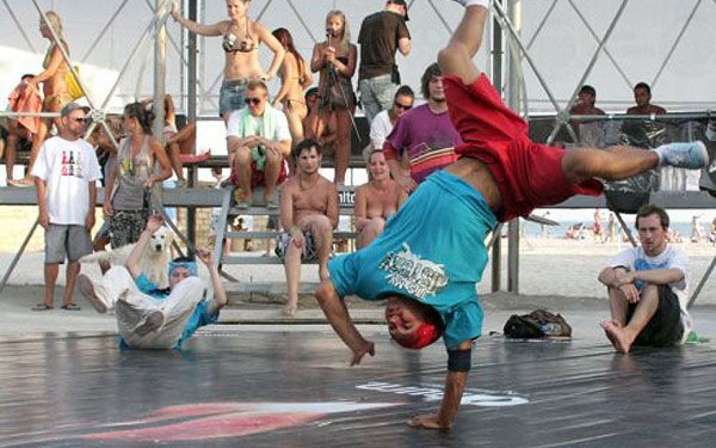 Змагання з break dance на звання &rdquo;Кращого b-boy&rdquo; під час "Z-games" на Каzантипі-2010 / © УНІАН