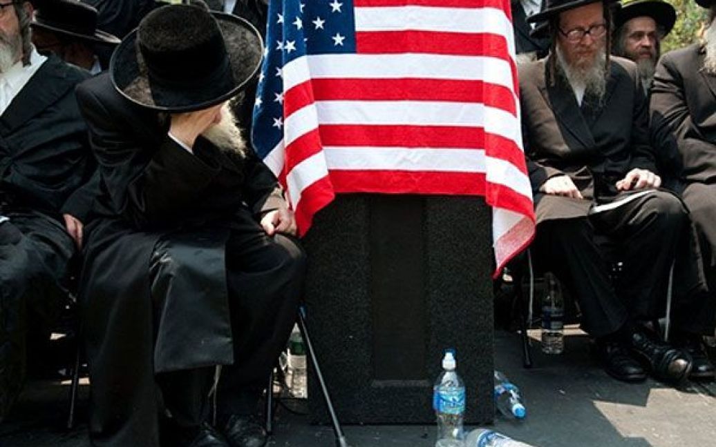 США, Вашингтон. Рабин Еліезер Блюм з Бедфорд-Хіллз (штат Нью-Йорк) закриває обличчя рукою під час демонстрації групи "Справжні євреї Тори" ("True Torah Jews"), яка виступила проти прем&#039;єр-міністра Ізраїлю Біньяміна Нетаньяху у Лафайетт-парку, Вашингтон. Прем&#039;єр-міністр Ізраїлю Біньямін Нетаньяху перебуває з офіційним візитом у США, під час якого зустрінеться з президентом США Бараком Обамою і держсекретарем США Гілларі Клінтон. / © AFP