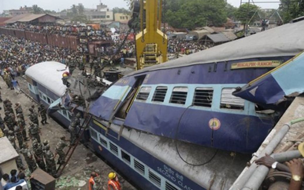 У потяг, що затримався на платформі врізався інший пасажирський потяг. / © AFP