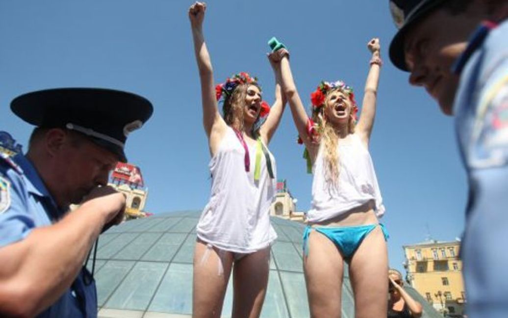 Активістки FEMEN влаштували акцію "Немає води в крані &ndash; миюся на Майдані -3". / © УНІАН