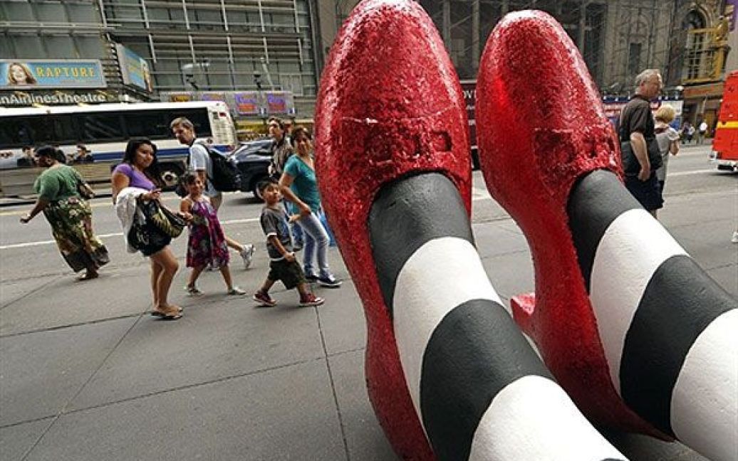 США, Нью-Йорк. Пара шестифутових рубіново-червоних черевичків з&rsquo;явилась на вулиці перед музеєм Мадам Тюссо у Нью-Йорку на Таймс-сквер. Незвичну інсталяцію зробили з нагоди відкриття нової інтерактивної виставки "Земля Оз" в Музеї мадам Тюссо. / © AFP