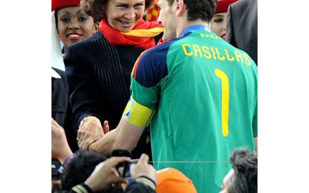 Королева Іспанії Софія вітає голкіпера збірної Іспанії Ікера Касільяса / © AFP
