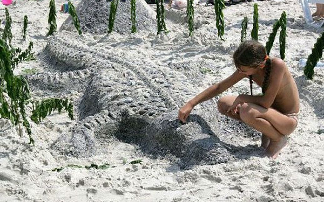 Учасники конкурсу в Одесі ліпили з піску крокодила, слона, будували замки з піску, а також барельєфи відомих людей. / © УНІАН