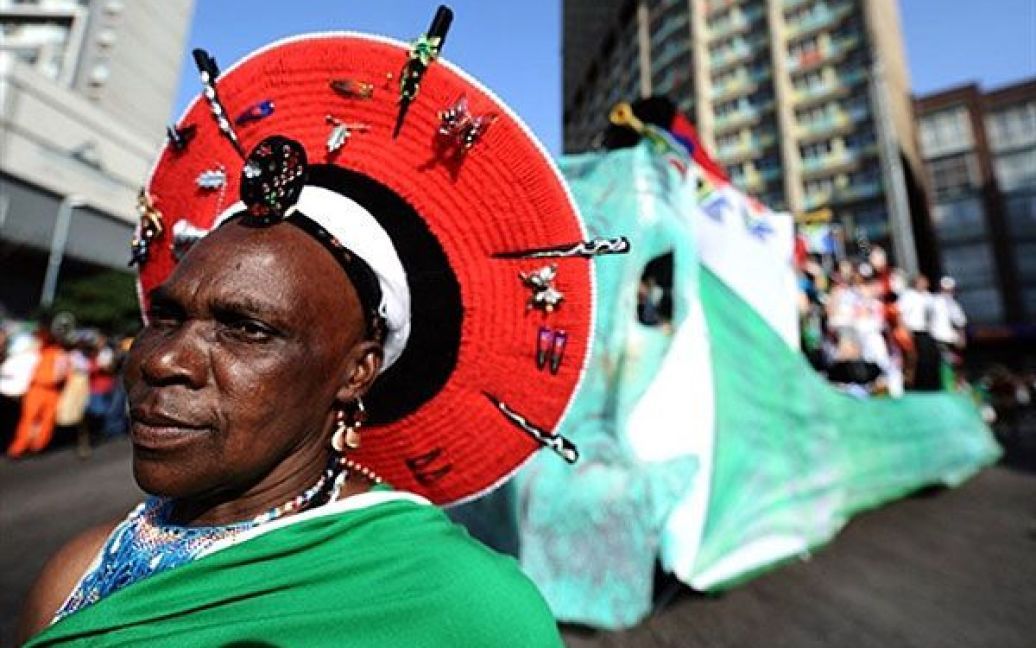 Тисячі учасників карнавалу у яскравих національних костюмах або розфарбовані у кольори своїх країн пройшлись вулицями міста Дурбан / © AFP