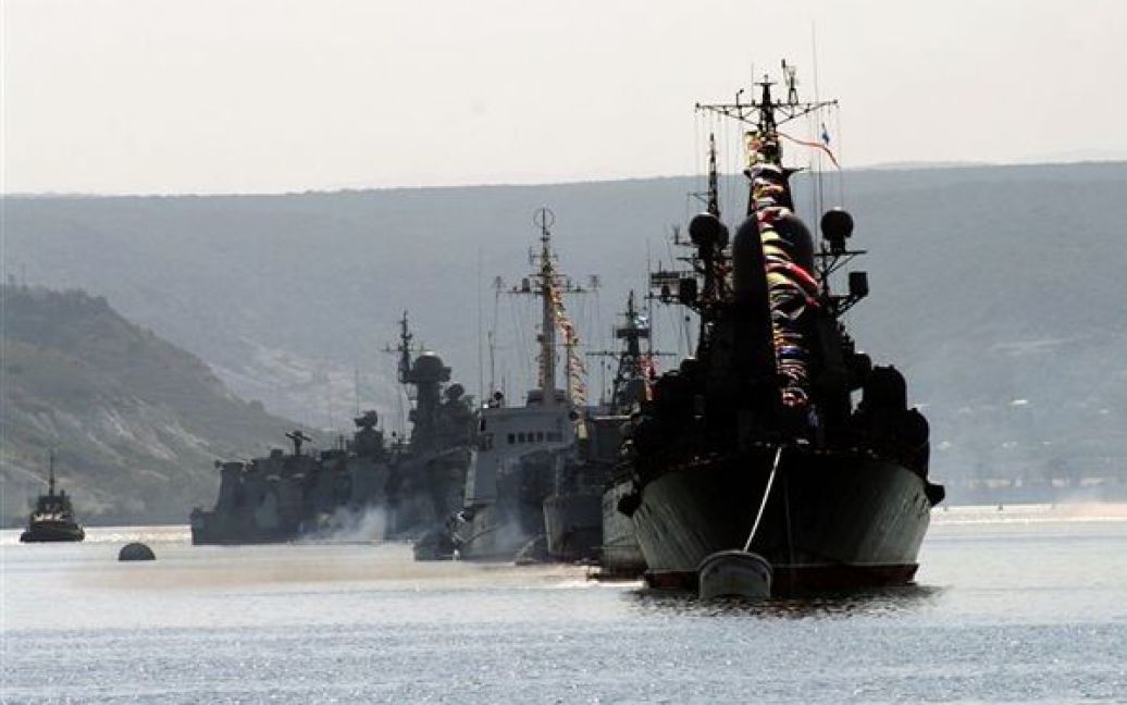 Російські військові кораблі на рейді. / © PHL.com.ua
