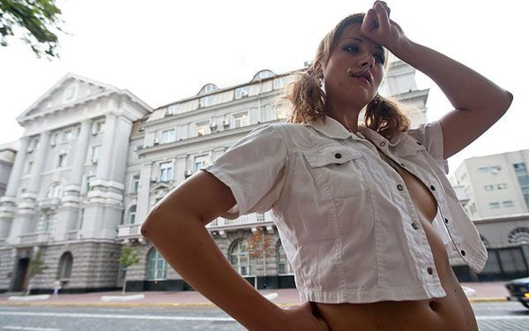 Жіночий рух FEMEN провів у центрі Києва під будівлею СБУ топлес-акцію "На FEMEN забили!" / © Жіночий рух FEMEN