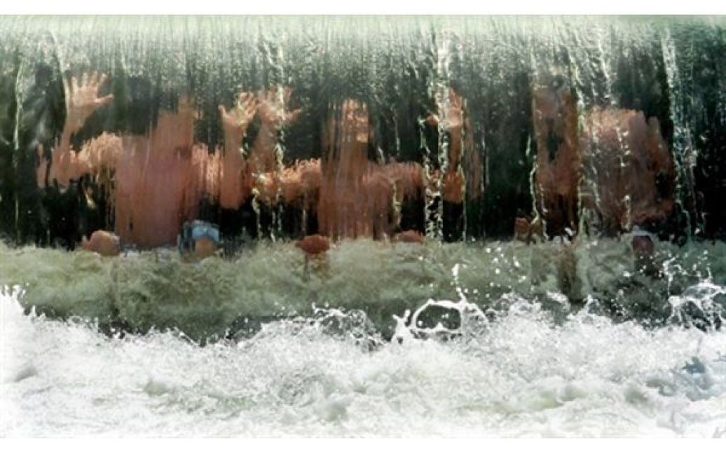 28.06. Хлопчики купаються у міському фонтані у Мюнхені. Цього тижні температура повітря у Німеччині трималася вище позначки 30 градусів. / © AFP