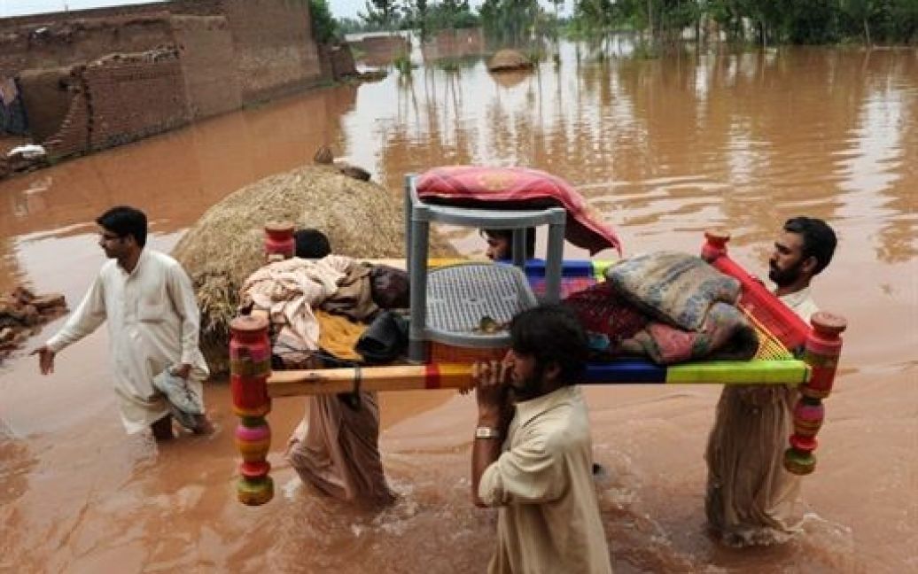 У Пакистані, де сталася найбільша повінь в історії країни, кількість жертв продовжує невпинно зростати. / © AFP