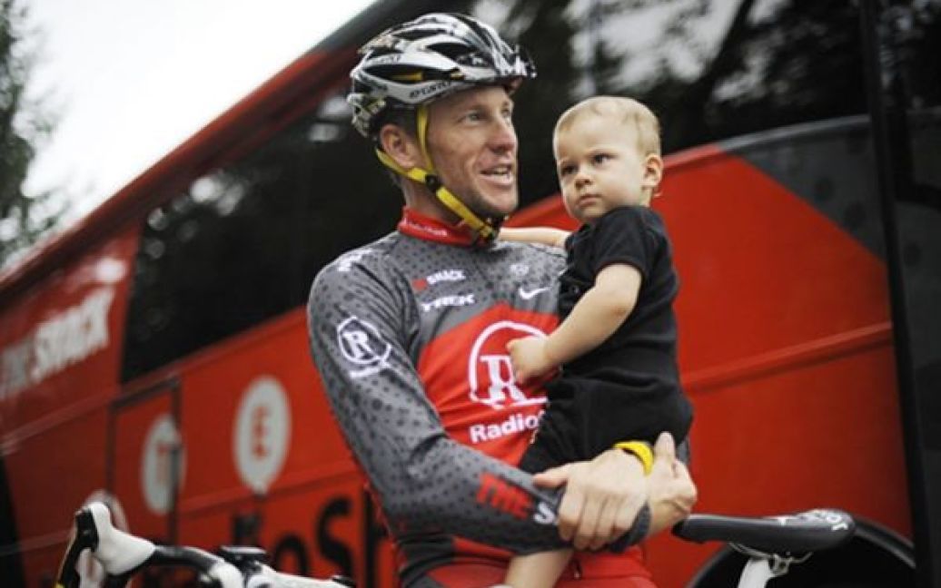 Американській велосипедист Ленс Армстронг позує для фотографів зі своїм сином Максом перед початком тренувань у По, Франція. Зараз Армстронг бере участь у перегонах Тур де Франс. / © AFP