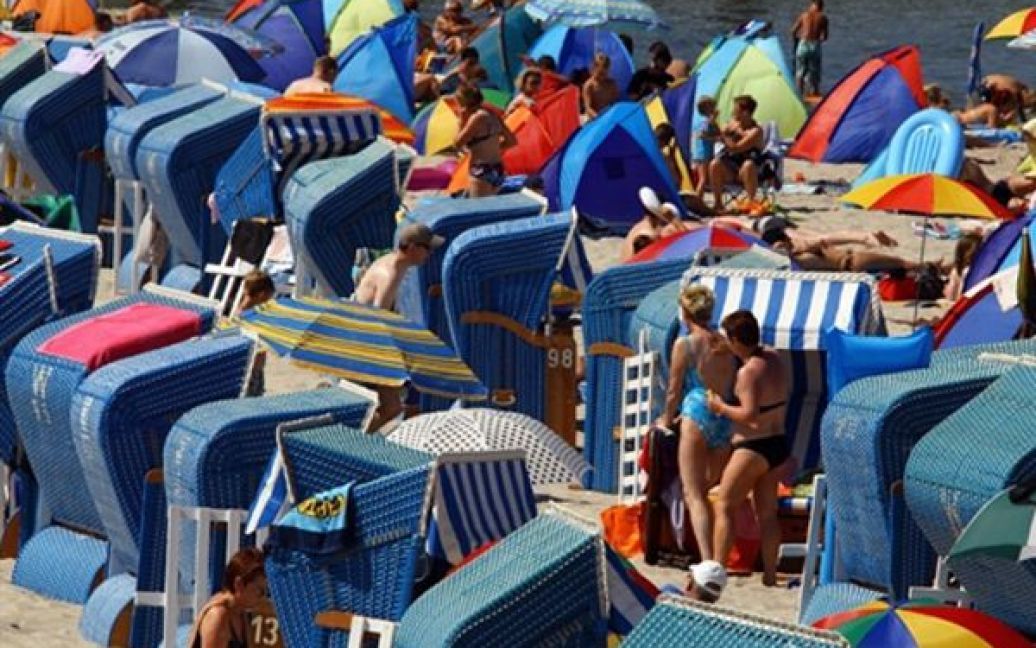 Несподіваний туристичний бум переживає балтійське узбережжя Північної Німеччини. Температура повітря тут коливається у межах 26-28 градусів Цельсія, що і приваблює туристів. / © AFP