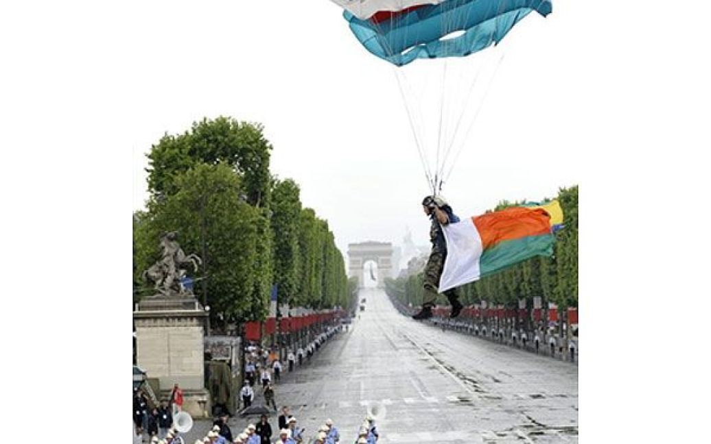 Французький парашутист приземляється на площі Конкорд у Парижі. / © AFP