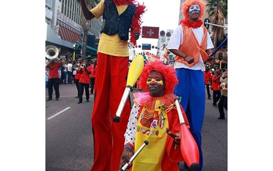 Жонглери і фокусники теж брали участь у карнавалі / © AFP