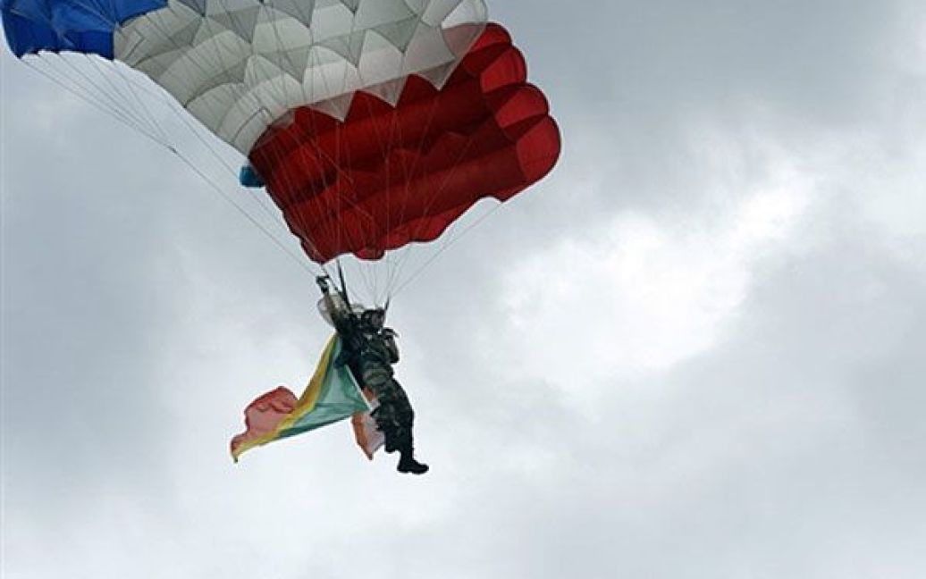 Натомість, над головами гостей політали парашутисти з прапорами країн, які брали участь у параді / © AFP