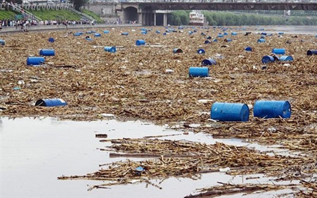 Під час повені у китайському місті Цзілінь у ріку Сунгарі було змито тисячі тонн хімікатів з місцевого заводу. За повідомленнями китайських ЗМІ, у Сунгарі, яка вважається одним з найбільших ресурсів прісної води у Китаї, було змито 160 тонн хімікатів. / © AFP