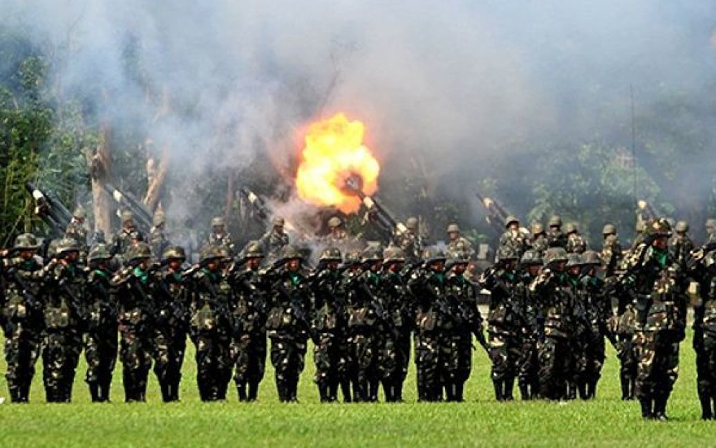Солдати салютують під час церемонії передачі повноважень головнокомандуючого філіппінською армією новообраному президенту Беніто Акіно у Манілі. / © AFP