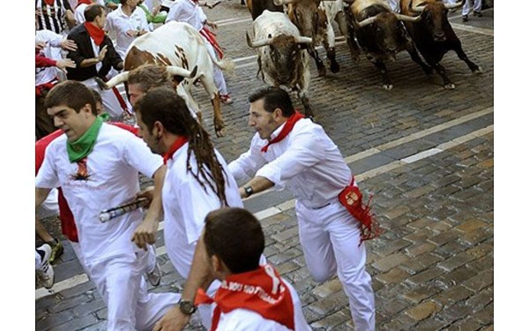Найяскравішим і найнебезпечнішим моментом свята Сан-Фермін є "енсьєрро" &mdash; традиційний біг наввипередки з биками вулицями Памплони. / © AFP