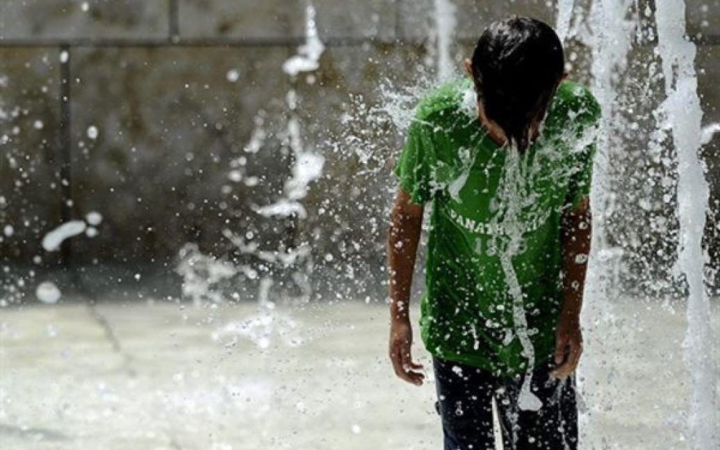 Хлопчик охолоджується у фонтані у центрі Риму. Очікується, що спека у Римі сягне 43 градусів Цельсія. / © AFP