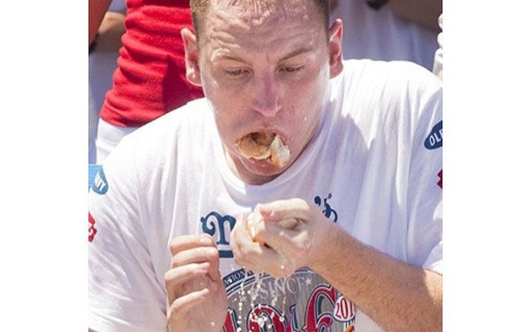 Цьогорічний переможець Джої Чеснат за відведені йому 10 хвилин зміг з&#039;їсти 54 булочки з сосискою. / © AFP