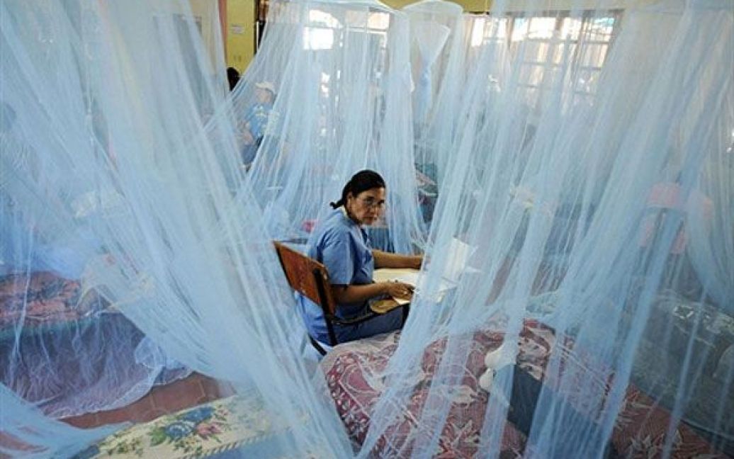 Гондурас, Тегусігальпа. Медсестра працює у відділення для пацієнтів, які страждають на лихоманку денге, у лікарні Алонсо Суасо в Тегусігальпі. Через епідемію денге у Гондурасі всі лікарні наразі переповнені. / © AFP