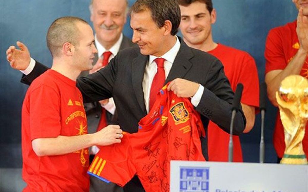Андрес Іньєста подарував прем&rsquo;єр-міністру Іспанії футболку з автографами всіх футболістів збірної / © AFP