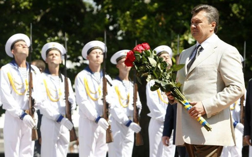 Віктор Янукович поклав квіти до Меморіалу героїчним захисникам міста-героя Севастополя в 1941-1942 роках на площі Нахімова. / © President.gov.ua