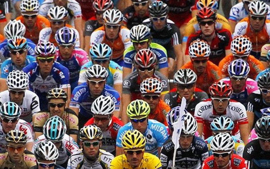 Бельгія, Брюссель. Група лідерів велогонки "Тур де Франс" на початку другого етапу на 201 км між Брюсселем і Спа. / © AFP