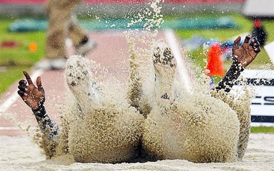Виступ Кірона Клейза з Тринідаду та Тобаго у змаганнях зі стрибків у довжину на Південноамериканських іграх у Пуерто-Ріко. / © AFP