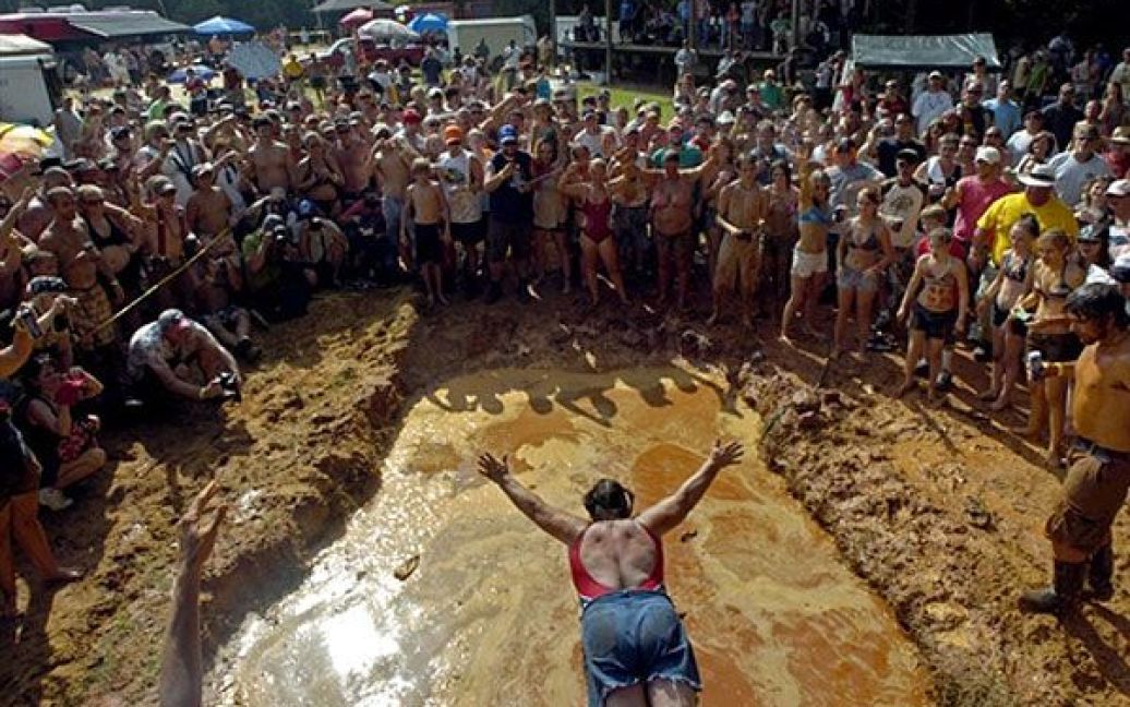 Учасники "Summer Redneck Games" у Джорджії із задоволенням вовтузилися у рідкій глині. / © AFP