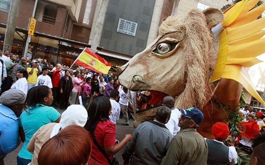 Вуличний карнавал у Дурбані присвятили всім, хто забезпечиввдале проведення Чемпіонату світу з футболу-2010 у Південній Африці. / © AFP