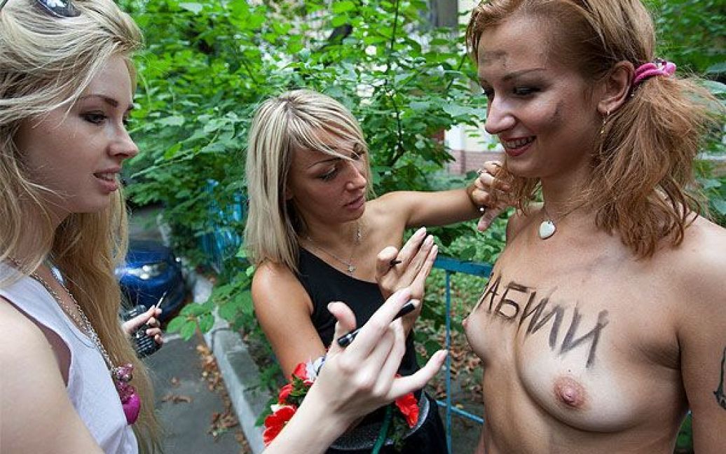 Активістки жіночого руху FEMEN готуються до топлес-акції "На FEMEN забили!" під стінами будівлі СБУ / © Жіночий рух FEMEN