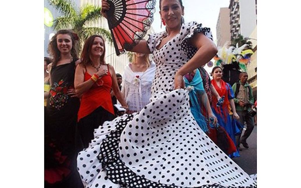 Тисячі учасників карнавалу у яскравих національних костюмах або розфарбовані у кольори своїх країн пройшлись вулицями міста Дурбан / © AFP