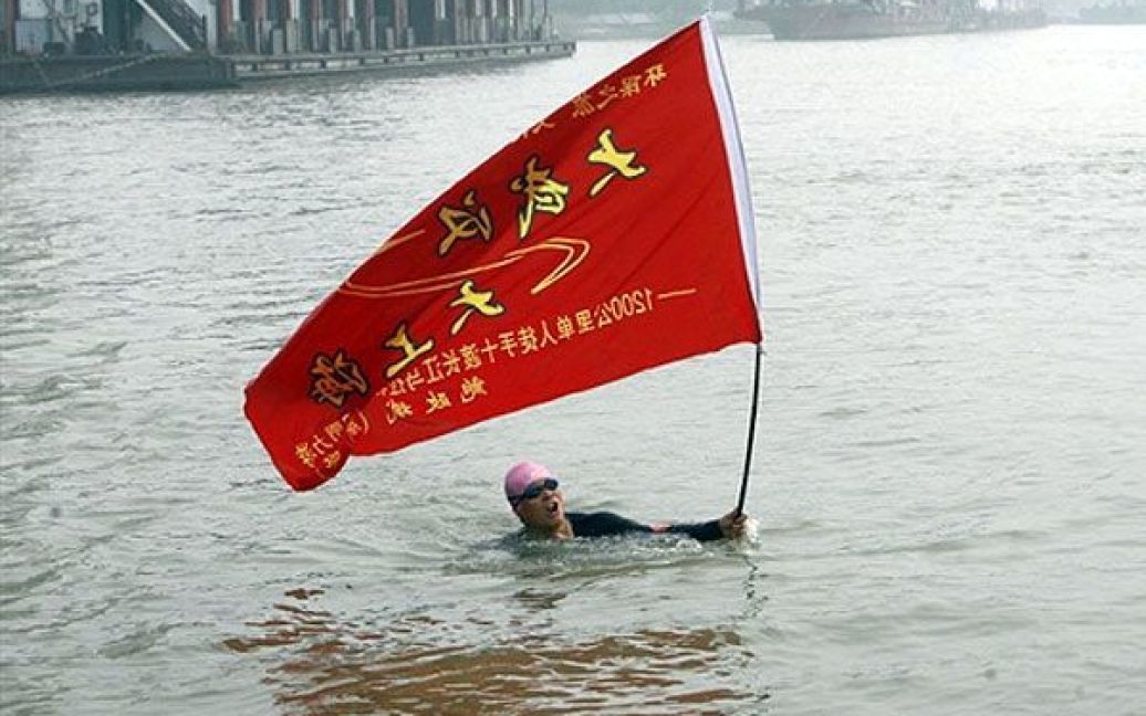 Китай, Ухань. 56-річний Бао Женгбін почав заплив на 1200 кілометрів забрудненою річкою Янцзи, щоб наприкінці запливу відвідати Всесвітню виставку "World Expo 2010" у Шанхаї і здійснити свою дитячу мрію. Друзі Бао плистимуть поруч у човні і слідуватимуть за ним на машині під час його 35-денного запливу, в ході якого він планує пропливати по 40 кілометрів на день. Експерти-екологи попереджають, що річку вважають "раковою", тому що її вбивають промислові забруднення. / © AFP