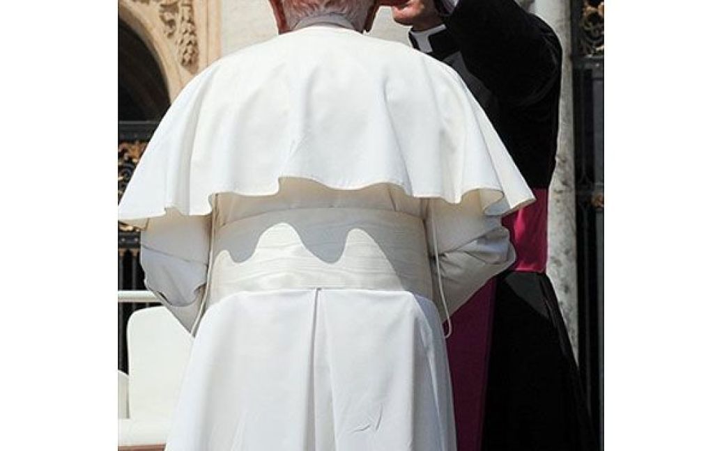 Ватикан. Священик допомагає Папі Римському Бенедикту XVI під час щотижневої аудієнції, яка проходить на площі Святого Петра у Ватикані. / © AFP