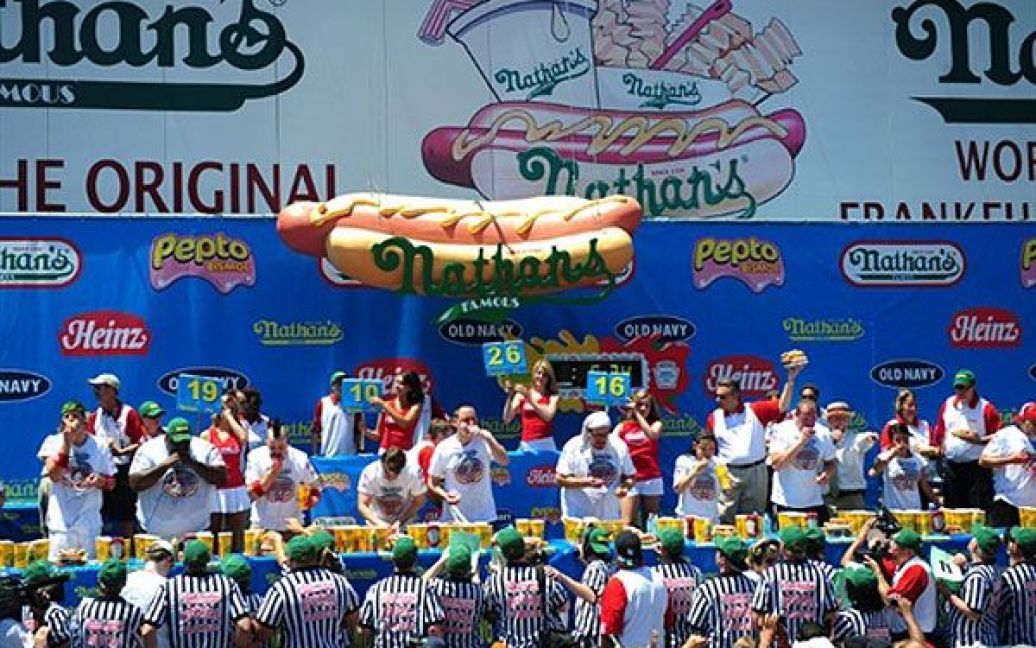 У США на честь Дня незалежності провели щорічні традиційні змагання зі швидкісного поїдання хот-догів. / © AFP