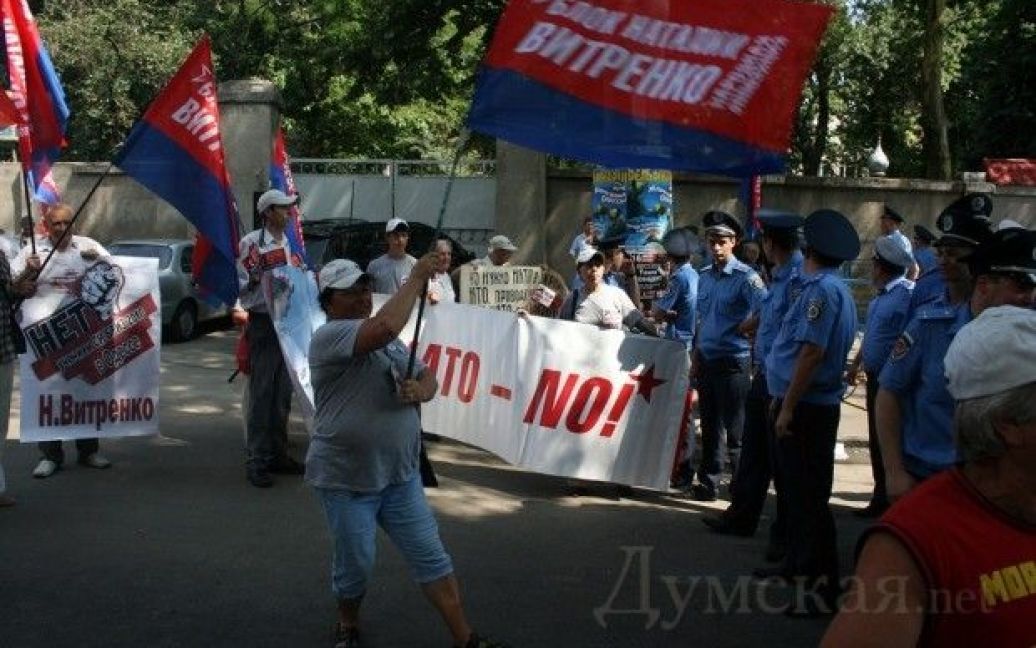 Близько двох десятків представників ПСПУ спробували прорвати міліційне оточення... / © Думская.net