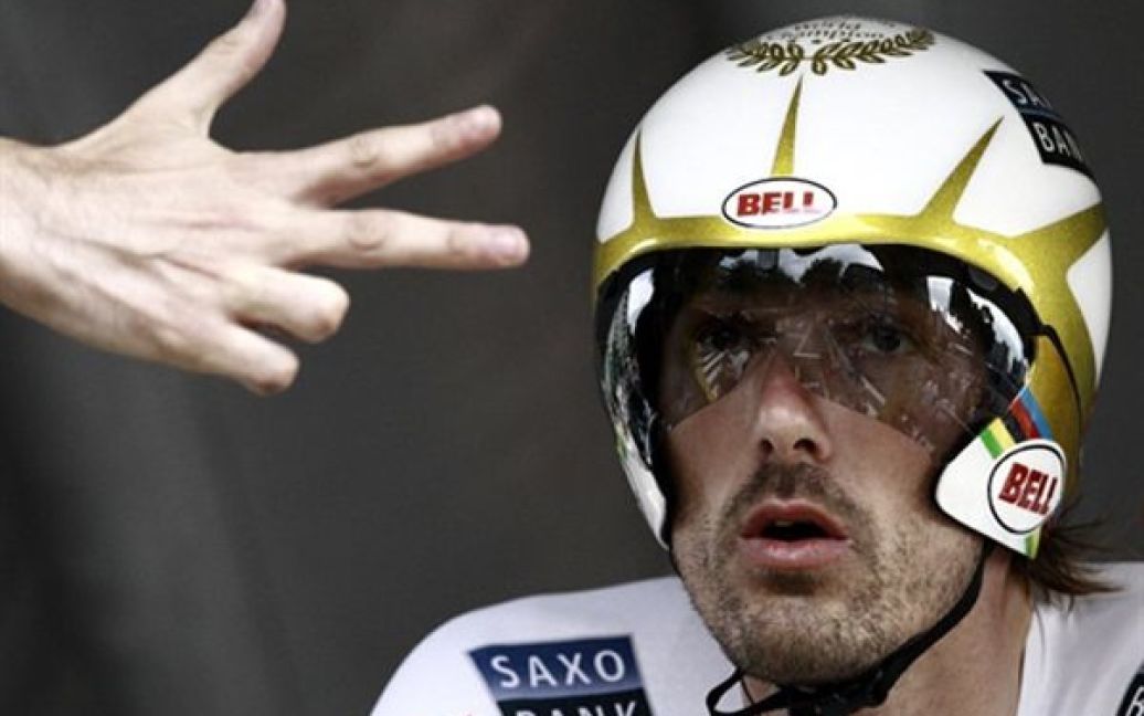 3.07. Швейцарський велосипедист Фабіо Канчеллара слідкуює за відліком перед початком перегонів Тур де Франс у Роттердамі. / © AFP