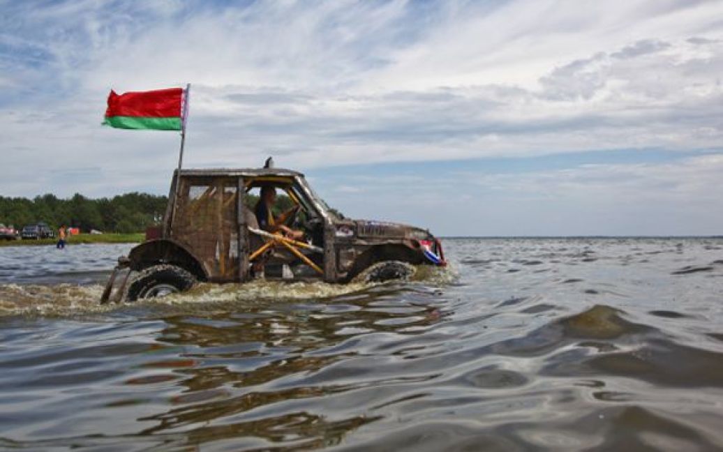 Змагання з усіх дисциплін проходили або у багнюці, або у воді. / © Украинское Фото