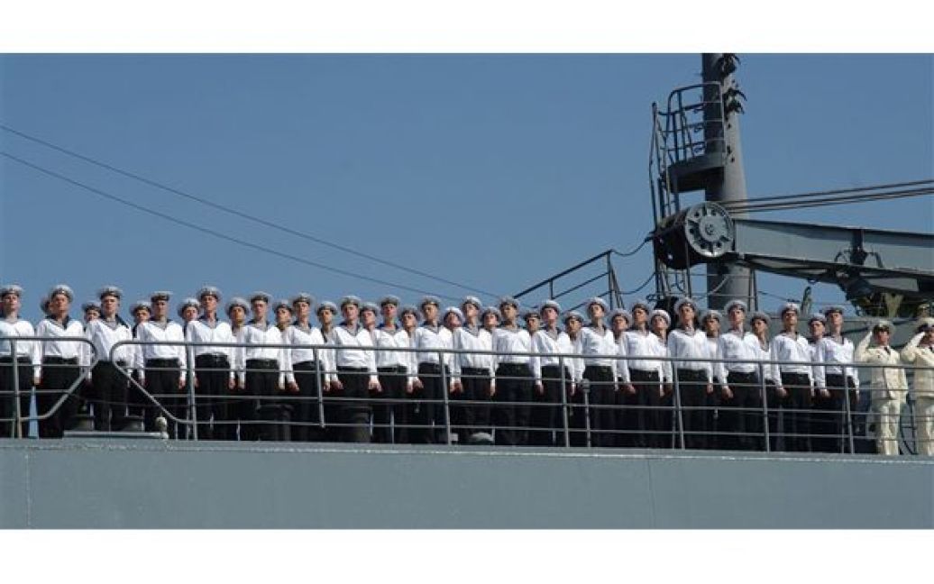 Команда одного з кораблів вишикувалася на палубі для привітання головнокомандуючого. / © PHL.com.ua