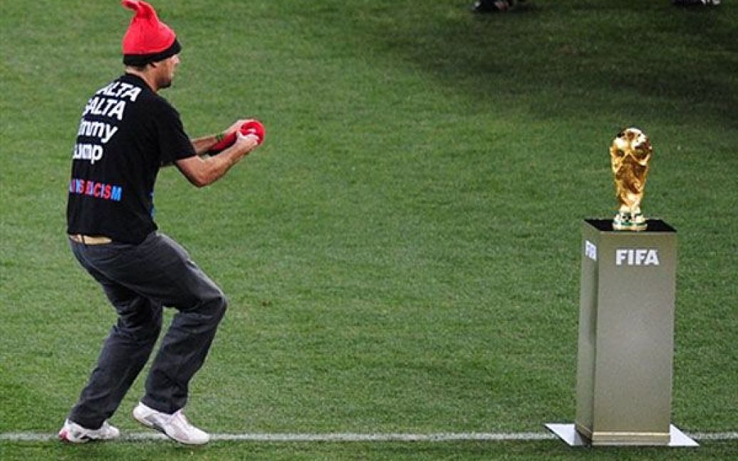 Футбольний фанат вискочив на поле і спробував схопити Кубок... / © AFP