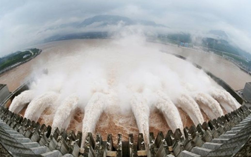 На найбільшій в світі ГЕС "Три ущелини", Китай, вперше після повені в долині ріки Янцзи, відкрили шлюзи. Для греблі, збудованої у 2006 році, ГЕС цьогорічна повінь стала серйозним випробуванням, оскільки цьогорічний рівень води у річках Китаю став рекордним. / © AFP