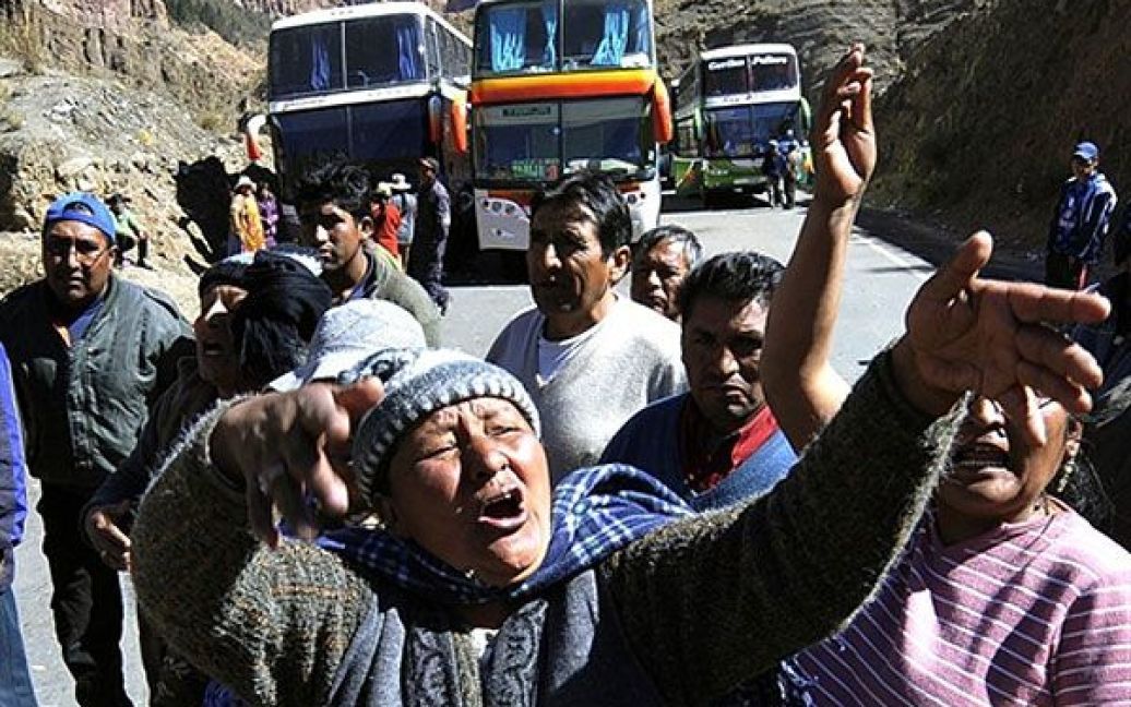 Болівія, Потосі. Пасажири автобусів, які не змогли продовжувати свою подорож через блокаду дороги Потосі-Ла-Пас, протестують проти тих, хто перекрив їм шлях. Але, головним чином, болівійці протестують проти уряду президента Ево Моралеса. У болівії триває 12 день загальнонаціонального страйку, під час якого було заблоковано автомобільні шляхи. Страйкарі вимагають від уряду виконати їхні умови, які вони вважають необхідними для розвитку регіону. / © AFP