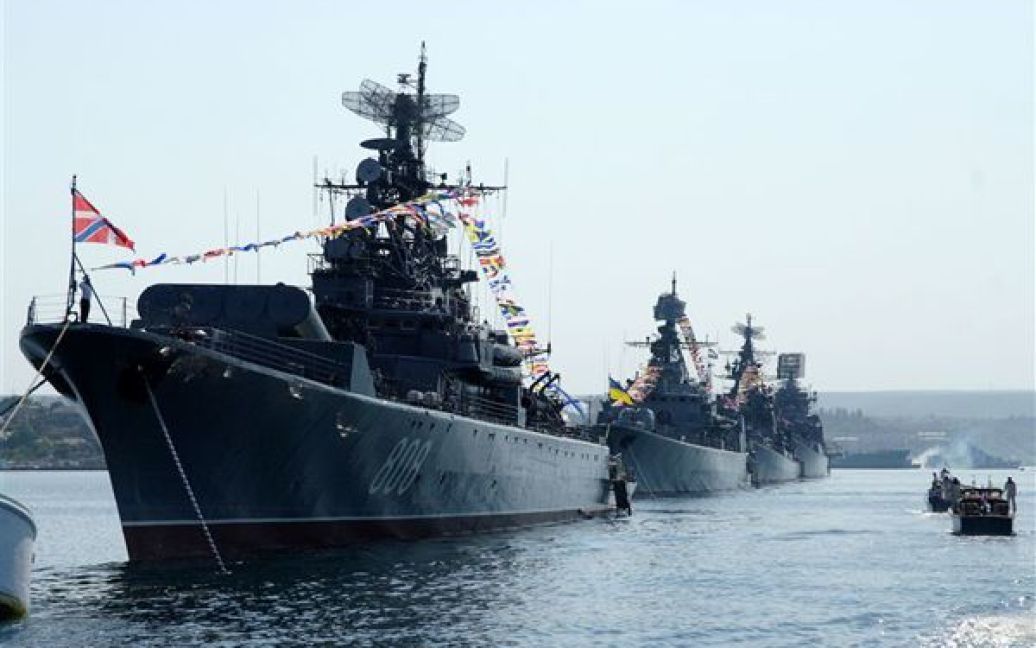 У параді візьмуть участь 30 військових кораблів. / © PHL.com.ua