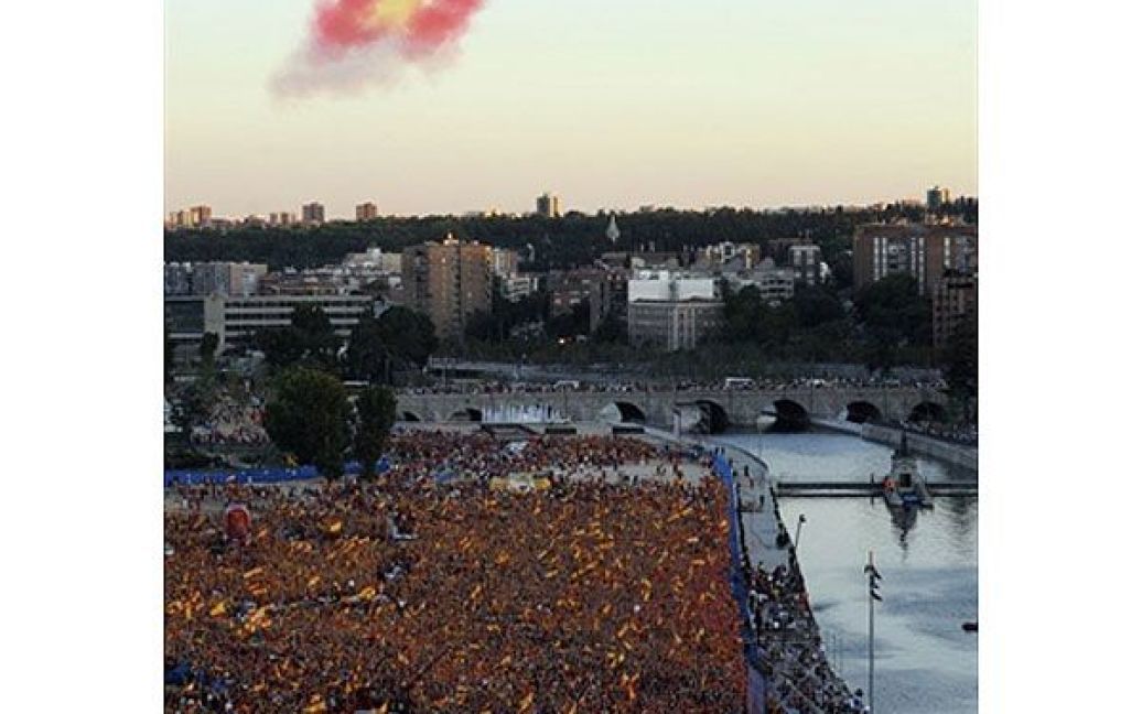 Більше мільйона людей вийшли на вулиці Мадрида, щоб привітати збірну Іспанії з перемогою на Чемпіонаті світу з футболу-2010. / © AFP