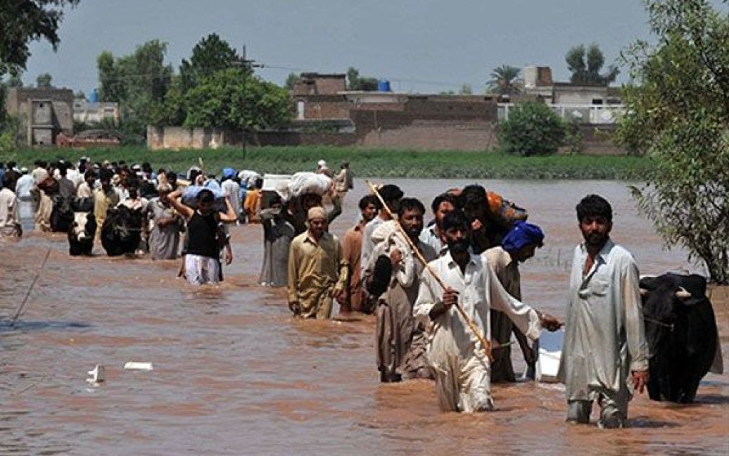 Мешканці віддалених селищ опинились відрізаними від решти світу потоками води. / © AFP