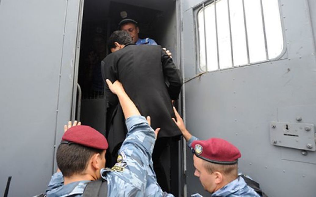 Під час акції протесту проти приїзду патріарха Кирила представники МВС затримали 8 членів ВО "Свобода". / © Левый берег