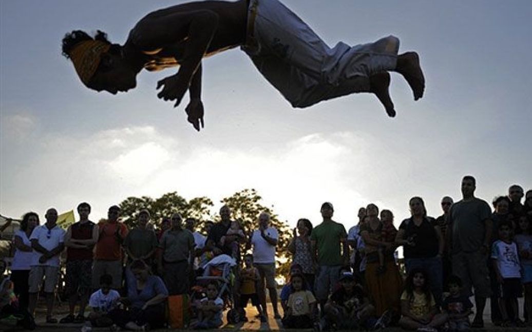 Ізраїль, Ешкол. Бійці капоейра демонструють своє мистецтво на фестивалі південноамериканських бойових шкіл у національному парку Ешкол, пустеля Негев. / © AFP