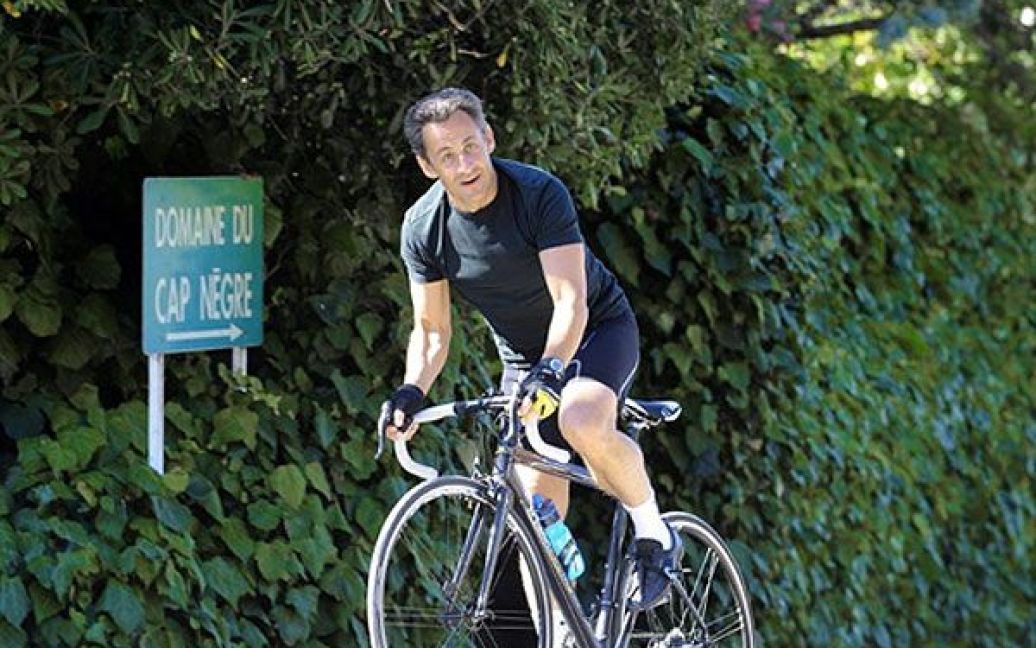 Франція, Ле-Лаванду. Президент Франції Ніколя Саркозі їде на велосипеді містечком Ле-Лаванду (Кап-Негре, південь Франції), де він проводить свій літній відпочинок. / © AFP