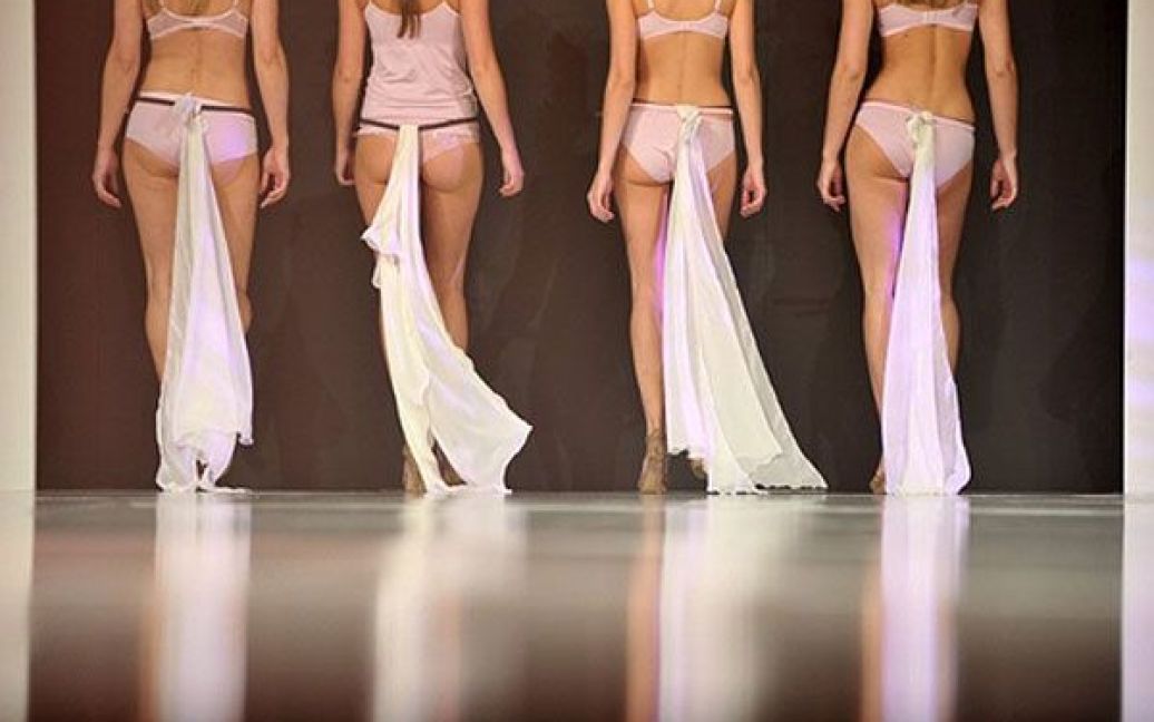 Німеччина, Берлін. Моделі демонструють жіночу білизну "Speidel" на ярмарку модного одягу та аксесуарів "5 elements.berlin", який проходитиме з 7 по 9 липня у Берліні. / © AFP
