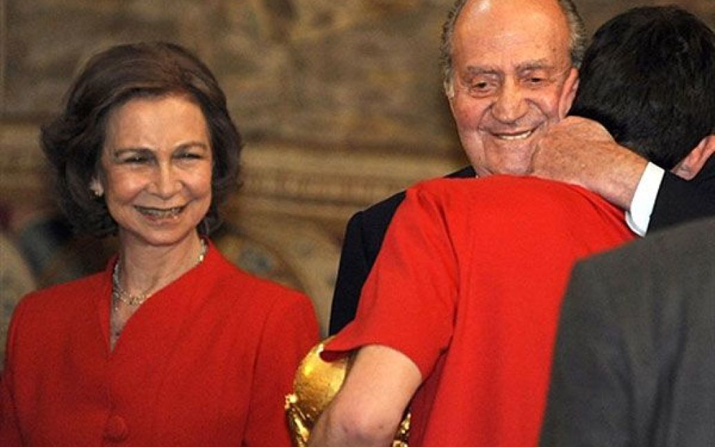 Король Іспанії Хуан карлос і королева Іспанії Софія вітають Ікера Касільяса. / © AFP